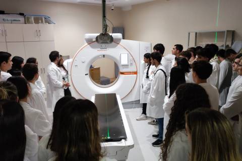 Los estudiantes viendo el simulador del acelerador lineal del hospital Santa Lucía.